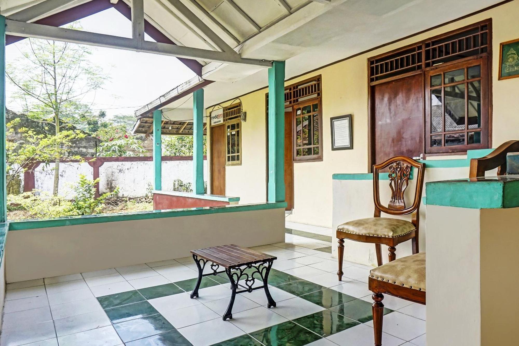 Oyo 90928 Wisma Asri Putra Syariah Богор Екстериор снимка