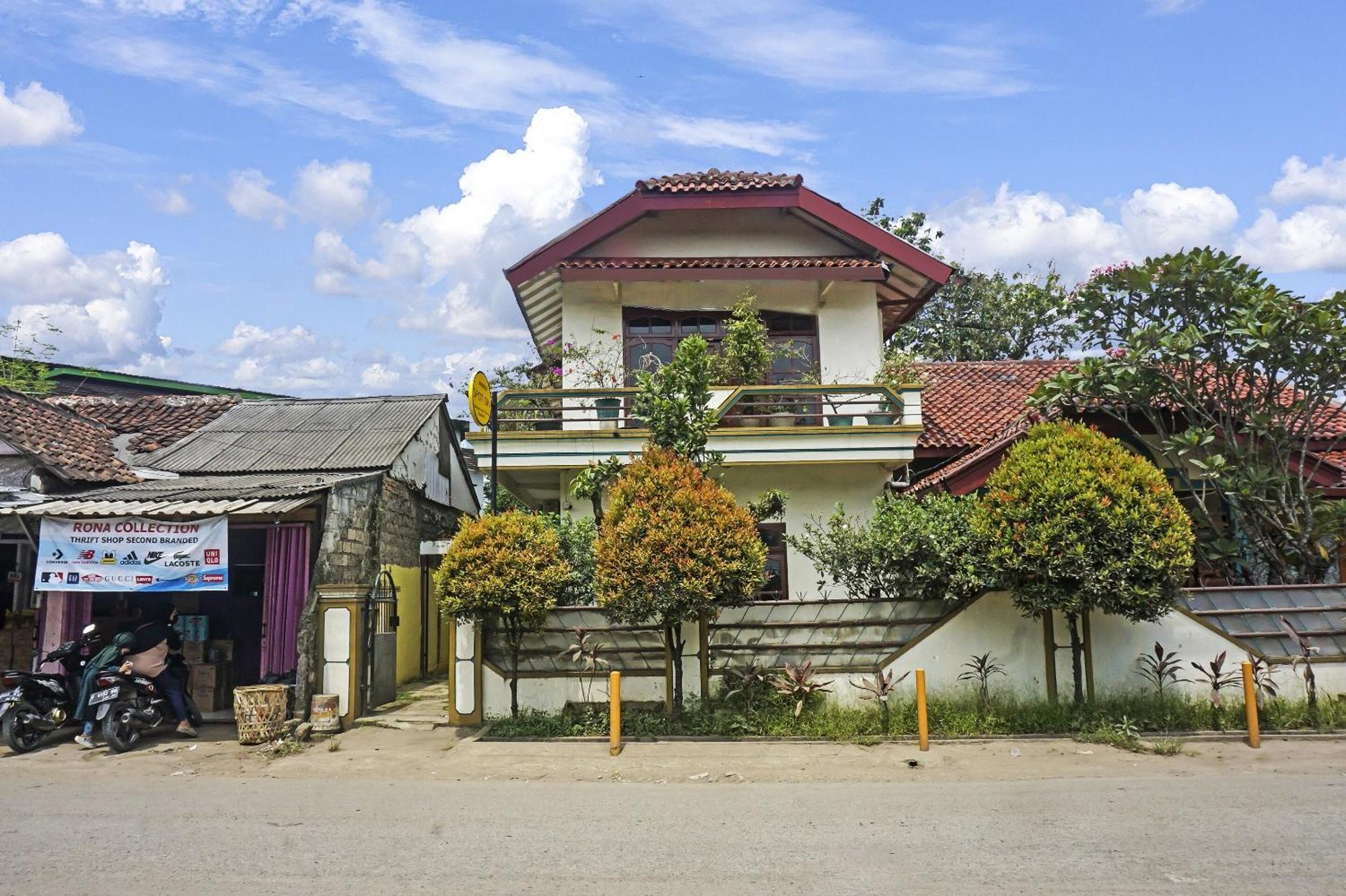 Oyo 90928 Wisma Asri Putra Syariah Богор Екстериор снимка